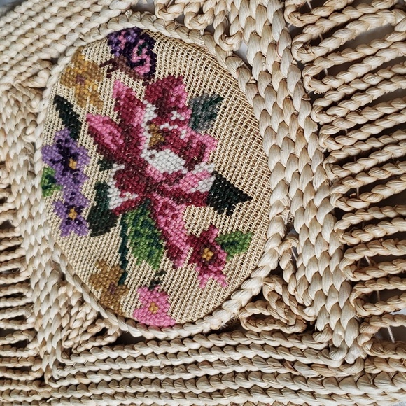 Straw Braided Floral Square Tote Bag in Ivory Woven Beach Shoulder Bag - Picture 12 of 12